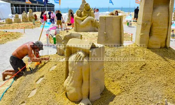 DO AC sand sculpting at Atlantic City beach people photos