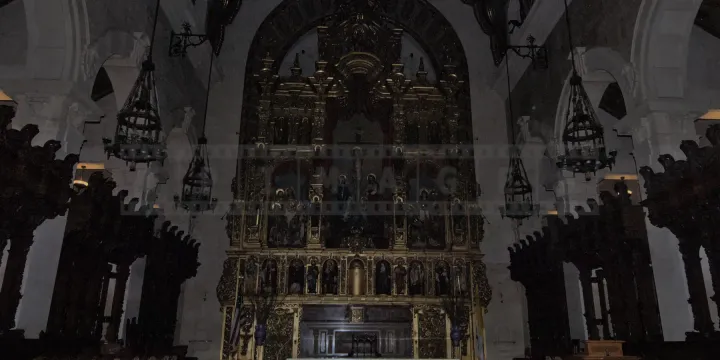 Golden altar of St Vincent de Paul cathedral in los angeles