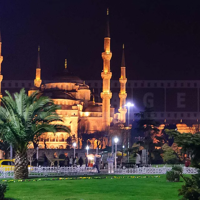 Blue Mosque Isanbul lit up at night