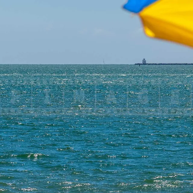 sailing boat in long beach harbour as seen from Bixby Park