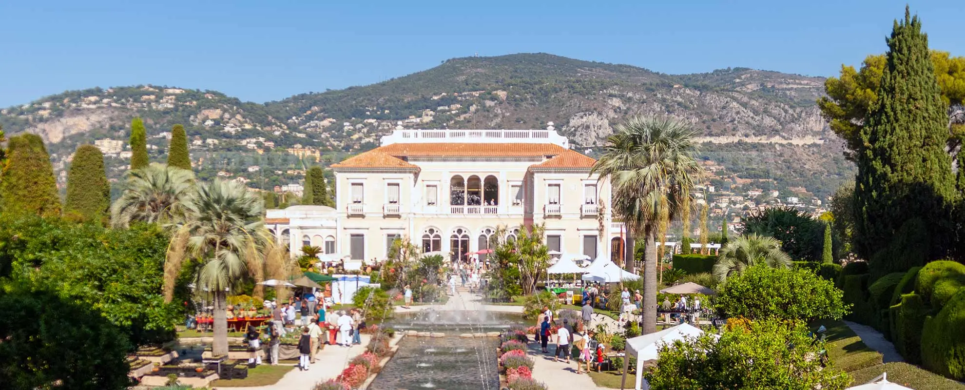 Villa front view and the fountain