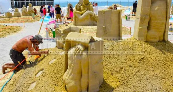 DO AC sand sculpting at Atlantic City beach people photos