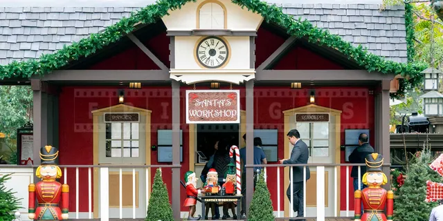 Santas House and workshop at los angeles farmers market