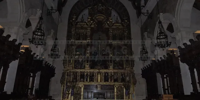 Golden altar of St Vincent de Paul cathedral in los angeles