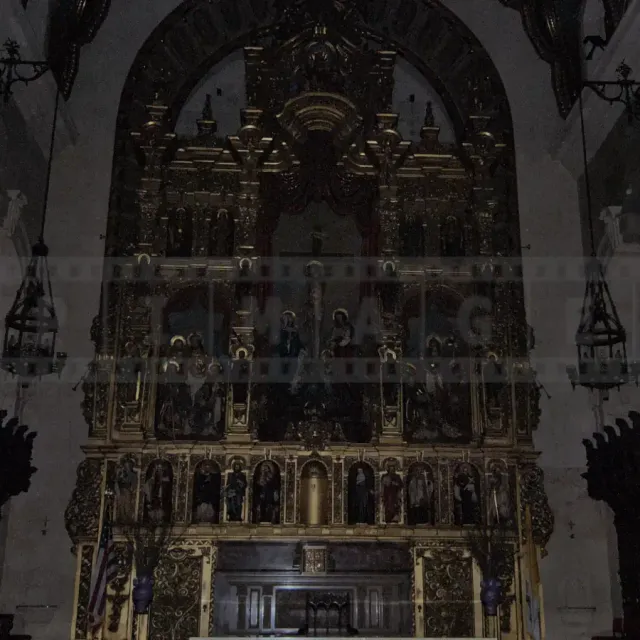Golden altar of St Vincent de Paul cathedral in los angeles