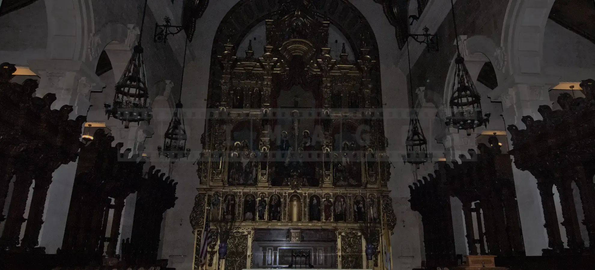 Golden altar of St Vincent de Paul cathedral in los angeles