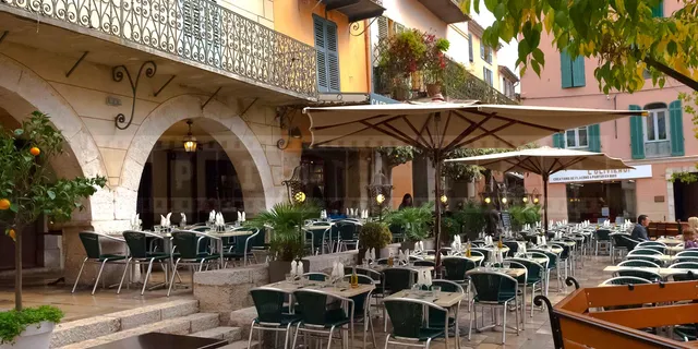 Main square - Place des Arcades