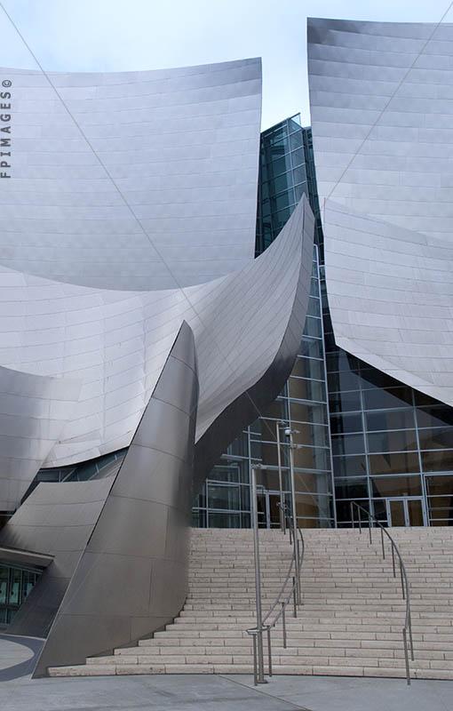 Architect Frank Gehry designed Walt Disney Hall, architectural curves