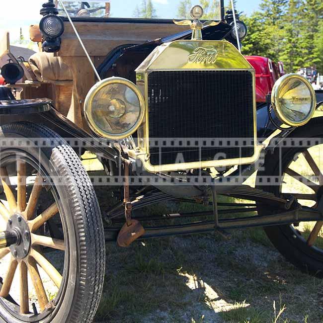 ford model t photo of the front of the antique car