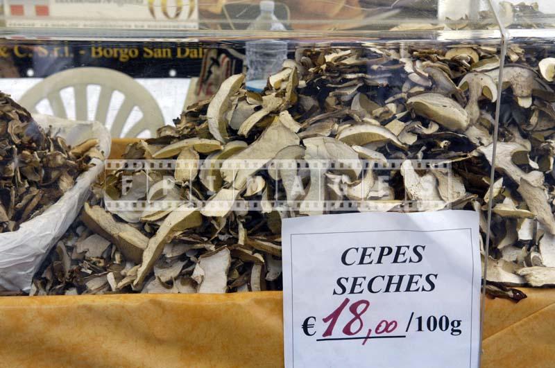 Dried and sliced edible mushrooms