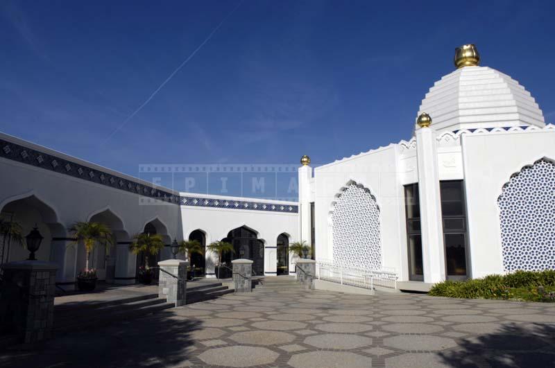 Photo of the Lake Shrine Temple courtyard