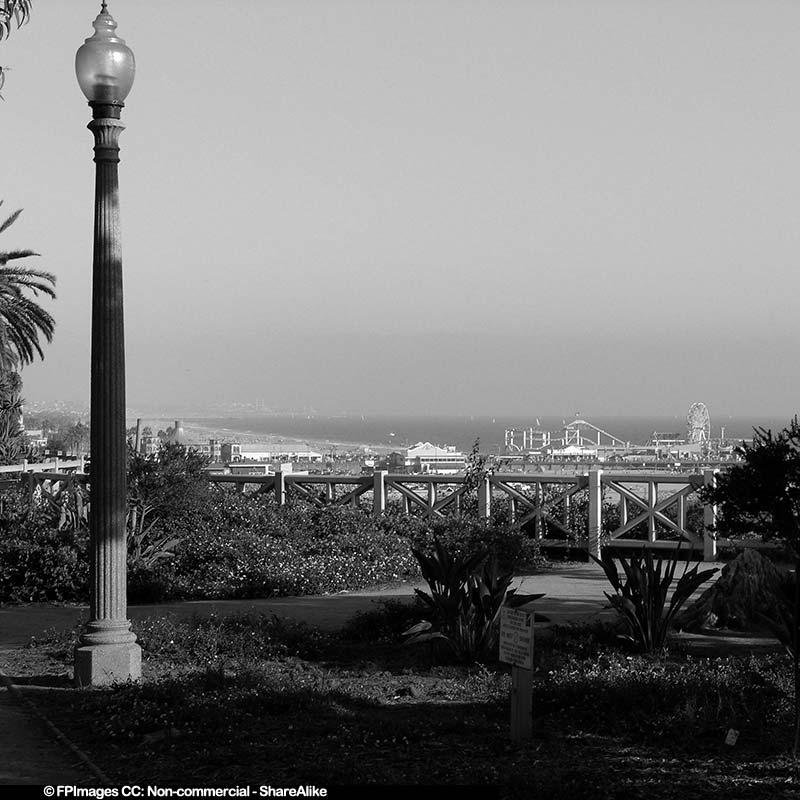 Santa Monica Pier as seen from above, free image