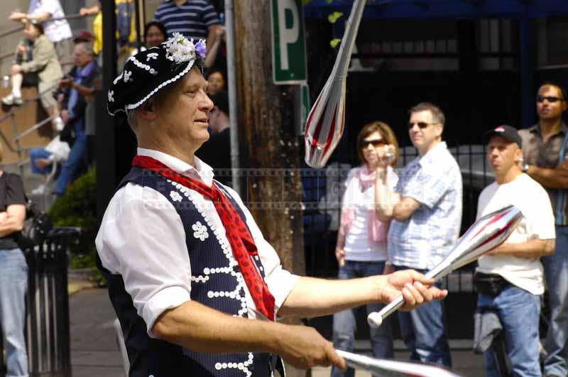 A juggler with clubs at the parade