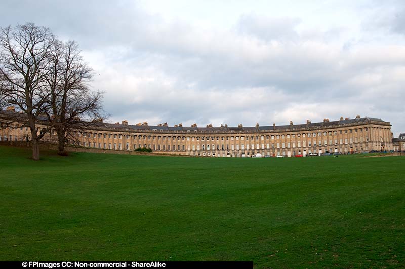 Wide angle view of the Royal Crescent and the lawn in front, free image