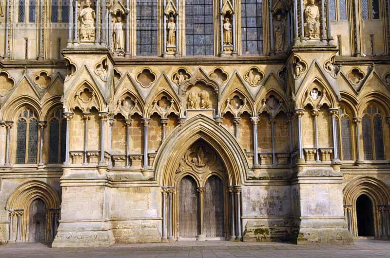 Statues, columns and bas-reliefs around the doors