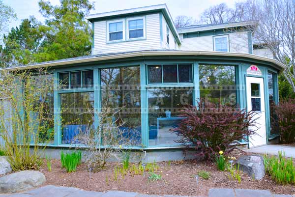 spring photo of botanical garden shop