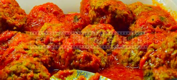 Meatballs in tomato sauce to accompany pasta, budget travel ideas