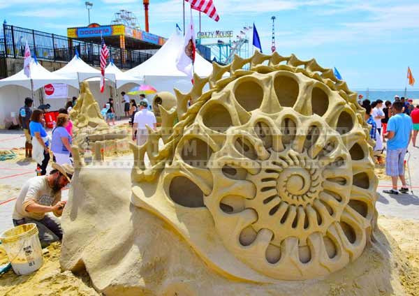 Canadian sand artist Jonathan Bouchard and his amazing sand art - Back Bone of Life