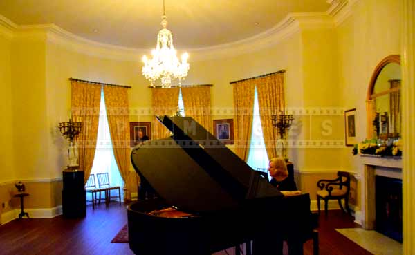 Grand piano live music