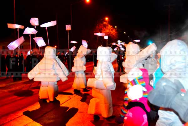 Frindly atmosphere at the night parade - inukshuks giving hugs