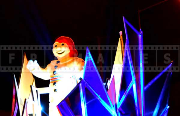 Bonhomme Carnaval greeting people at the winter night parade