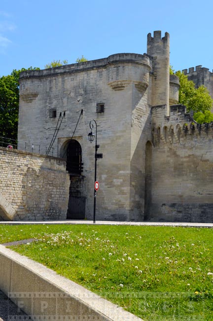 Draw bridge connecting the main bridge with the city gates