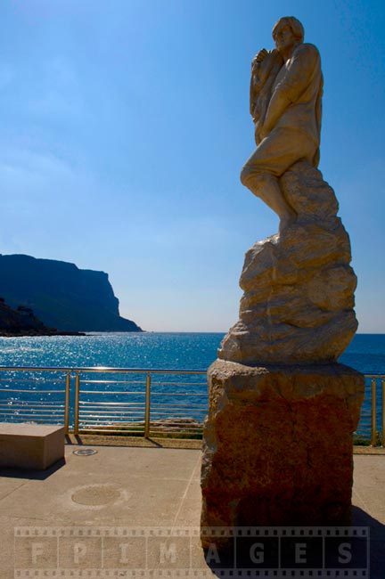 Statue at Cassis promenade with sea view