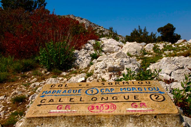 Hiking trail market at Sormiuo cove approaches