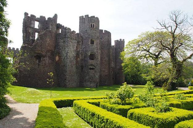 medieval castles in wales, travel images of historic places