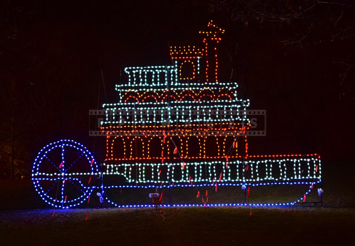 Paddle boat - cute xmas lights display