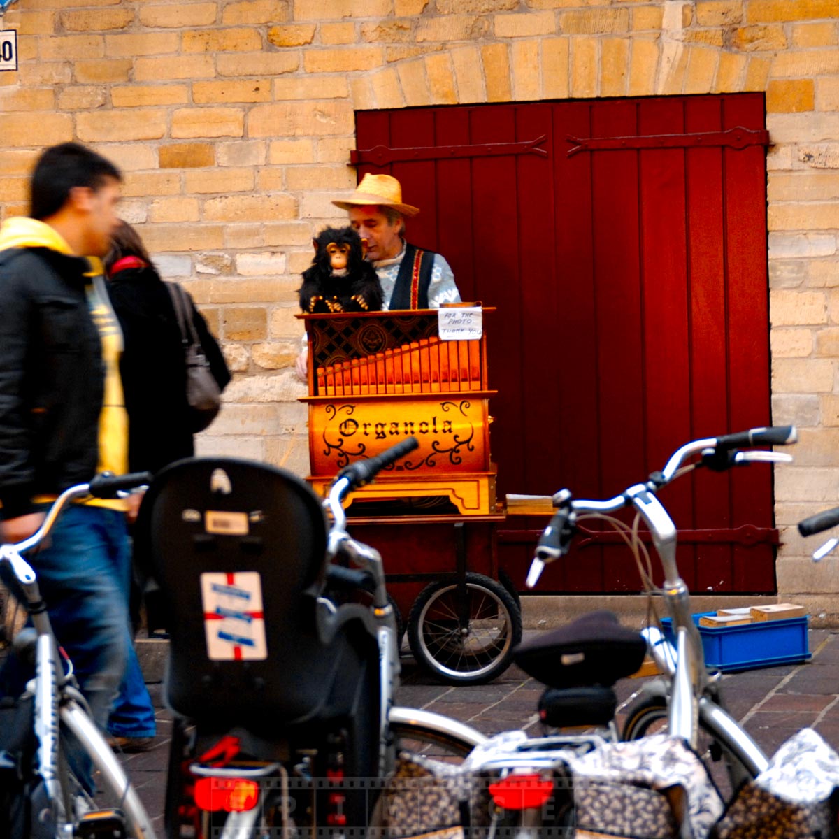 Street organ player sets the medieval mood in Bruges