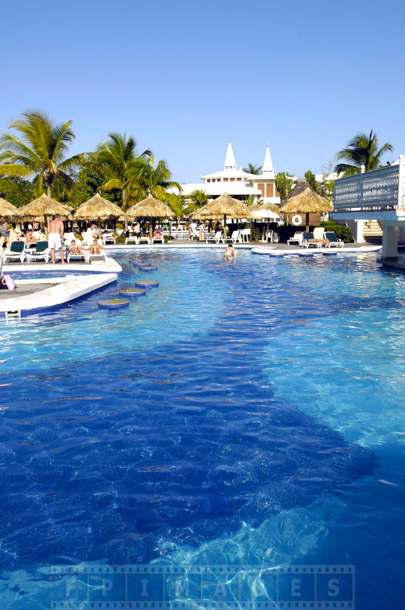 Large swimming pool with swim up bar