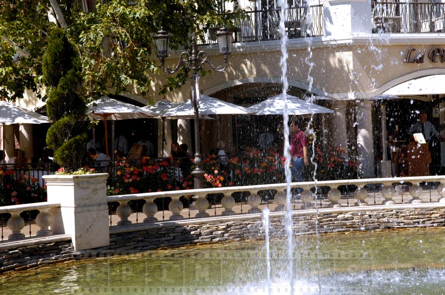 Outdoor restaurants and the fountain