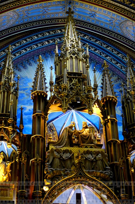 Altar with blue and golden colors looks breathtaking