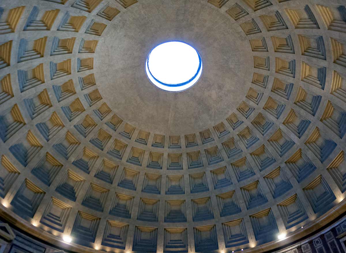 concrete dome of the Pantheon with 5 rows of sunken panels and the opening