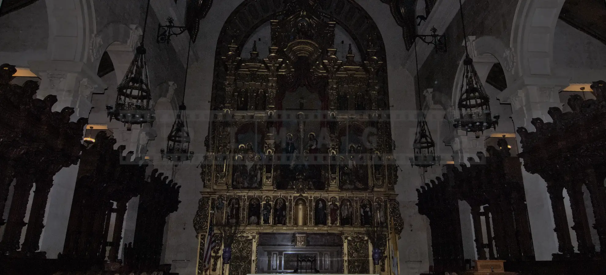 Golden altar of St Vincent de Paul cathedral in los angeles